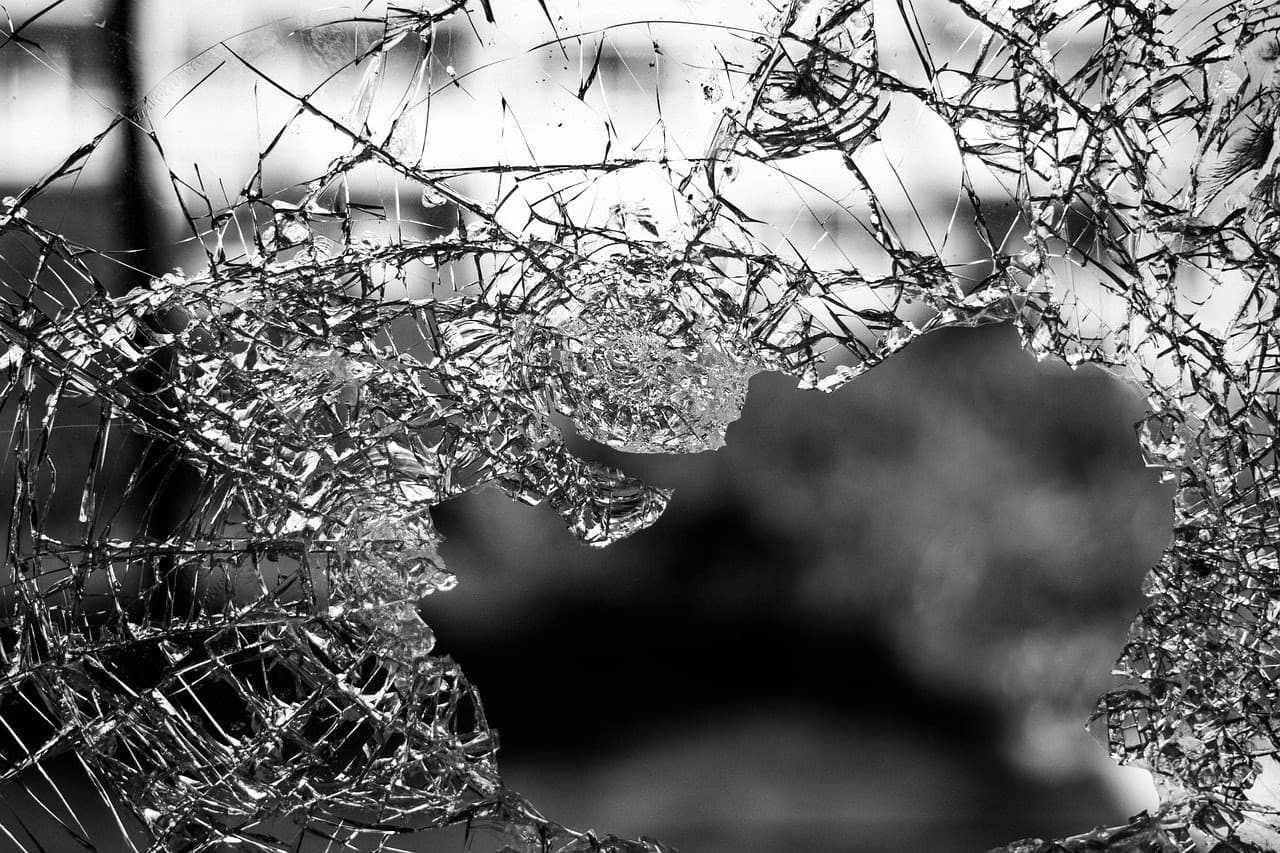 Zerbrochene Scheibe vor Austausch
