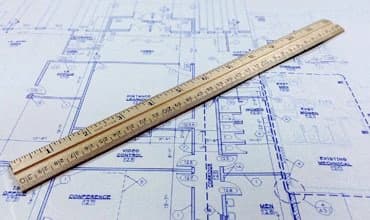 Bauplan mit Lineal als Symbol für die Projektvorbereitung